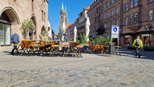 Dornauers-Lebkuechnerei-in-Nuernberg-Hochtische-mit-passenden-Baenken1