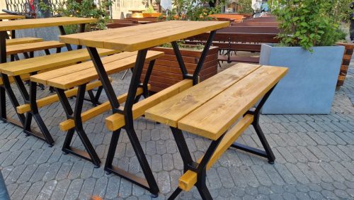Dornauers-Lebkuechnerei-in-Nuernberg-Hochtische-mit-passenden-Baenken2