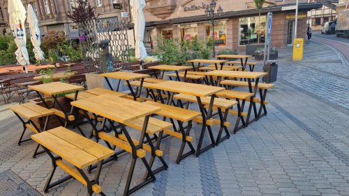 Dornauers-Lebkuechnerei-in-Nuernberg-Hochtische-mit-passenden-Baenken3